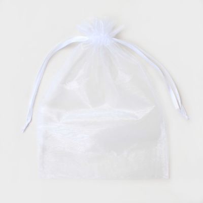 30x21cm. White organza bag.