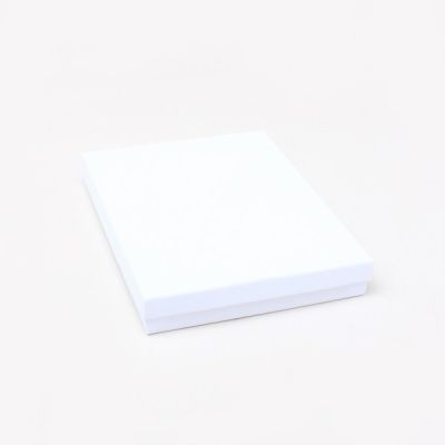 18x14x2.5cm. White gift box.