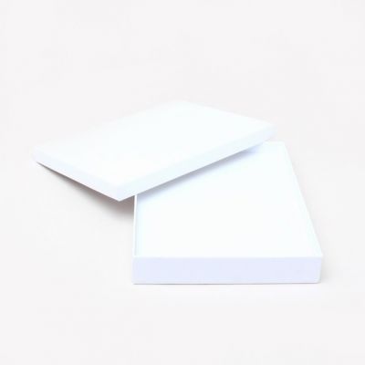 18x14x2.5cm. White gift box.