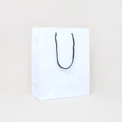 23x18x9cm. White gift bag black handles