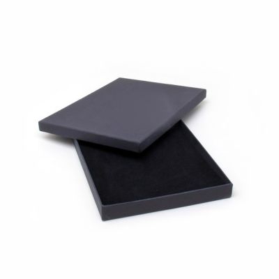 19x14x1.8cm. Black gift box.