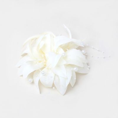 © Style Jasmin. Ivory flower fascinator on a clip and pin
