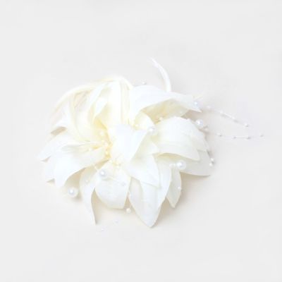 © Style Jasmin. Ivory flower fascinator on a clip and pin