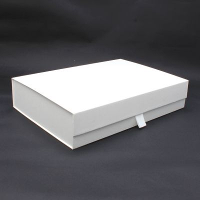 Size: 31x22x6.5cm. White Fold Flat Gift Box With Magnetic Closure