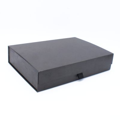 31x22x6.5cm. Black fold flat gift box. Magnetic closure