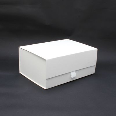 Size: 22x16x9.5cm. White Fold Flat Gift Box With Magnetic Closure
