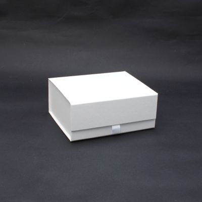 14x12x6cm. White fold flat gift box. Magnetic closure