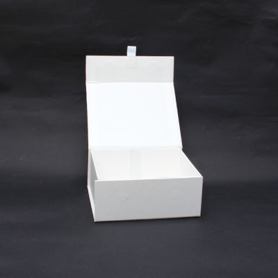 Size: 14x12x6cm. White Fold Flat Gift Box With Magnetic Closure