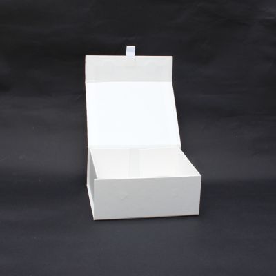 14x12x6cm. White fold flat gift box. Magnetic closure