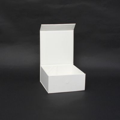10x10x5cm. White gift box. Magnetic closure.
