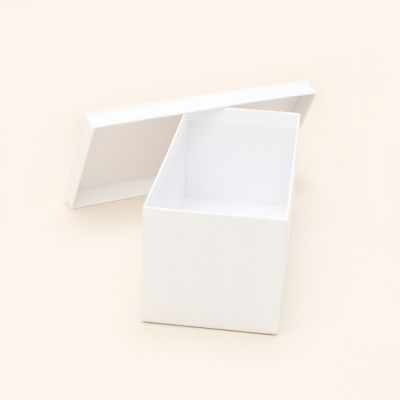 20x9x8cm. NO INSERT. White gift box.