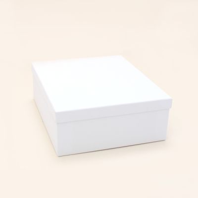 Tiara box. 20x17x7cm. White gift box.
