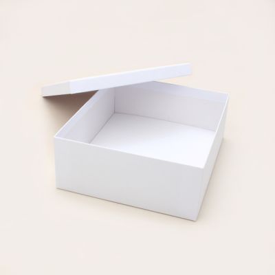 Tiara box. 20x17x7cm. White gift box.