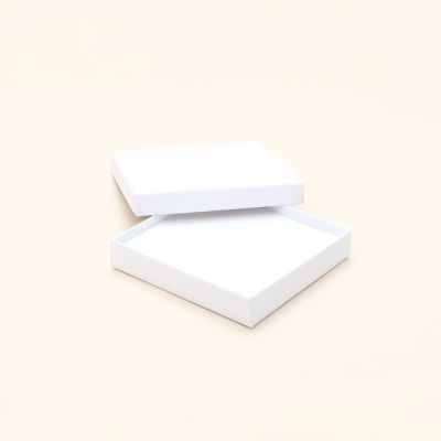 10x10x2cm. White gift box.