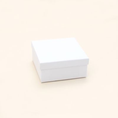 9.5x9.5x4.5cm. White gift box.