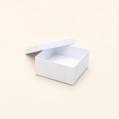 9.5x9.5x4.5cm. White gift box.