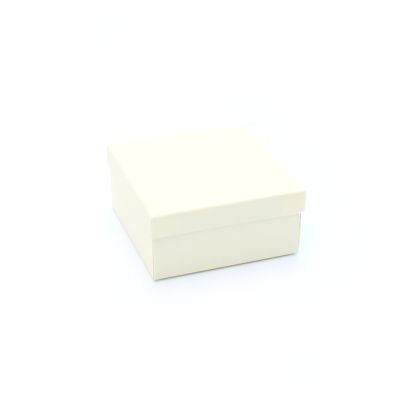 9.5x9.5x4.5cm. Cream gift box.