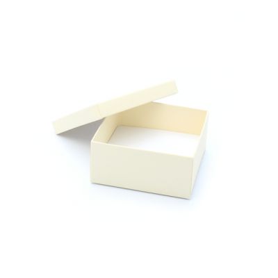9.5x9.5x4.5cm. Cream gift box.