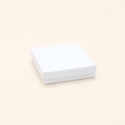 9.5x9.5x2.5cm. White gift box.