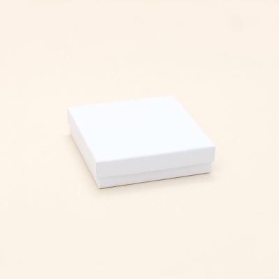 9.5x9.5x2.5cm. White gift box.