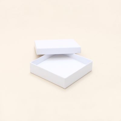 9.5x9.5x2.5cm. White gift box.