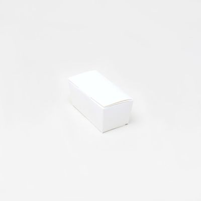 6.5x3.3x3.2cm. White fold flat box
