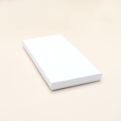 DL size. 22.5x11.5x2cm. White gift box.