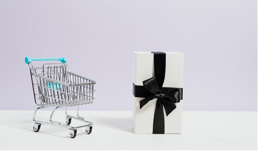 Shopping trolley with gift box